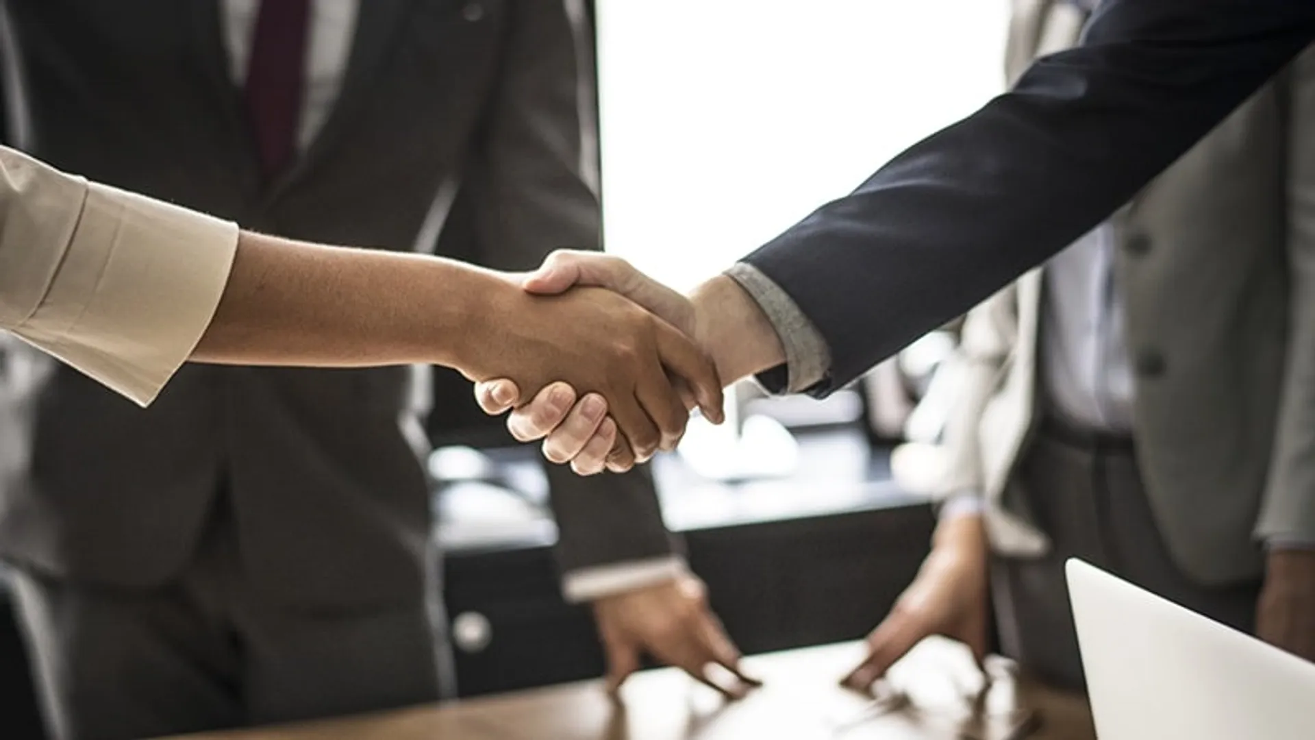 Eletricista com EPIs realizando manutenção