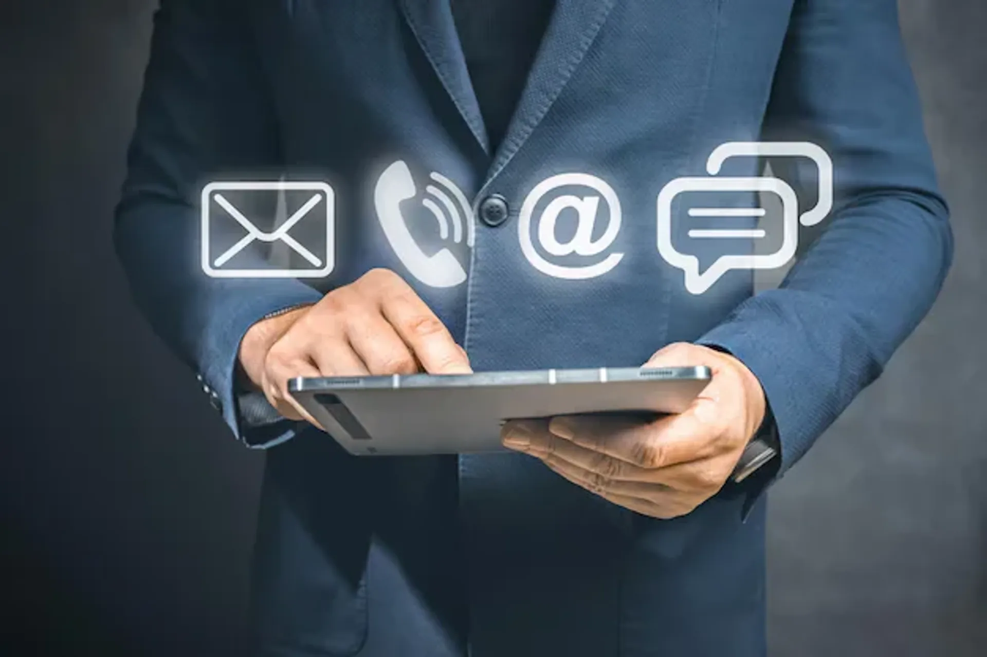 Profissional fazendo contato por telefone